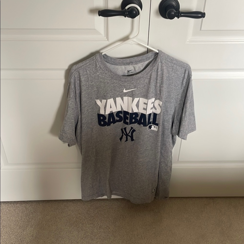 Nike Men’s Yankees Baseball Gray T-Shirt